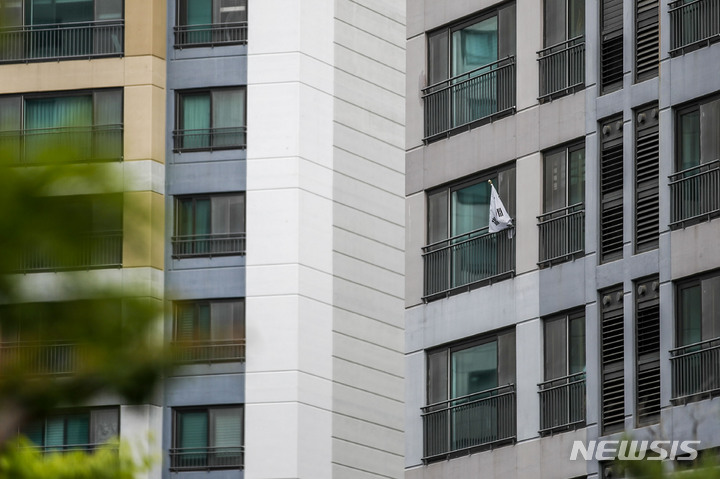 顕忠日、太極旗を掲げたマンション