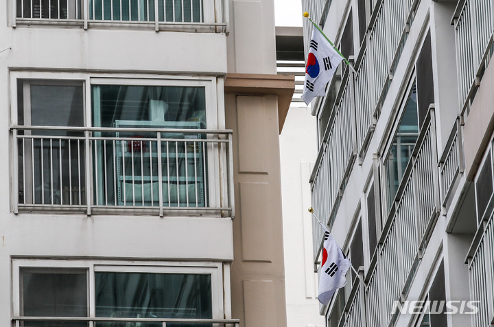 顕忠日、太極旗を掲げたマンション