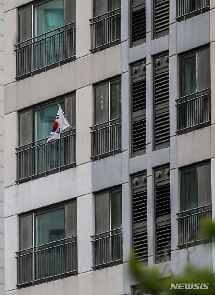 顕忠日、太極旗を掲げたマンション