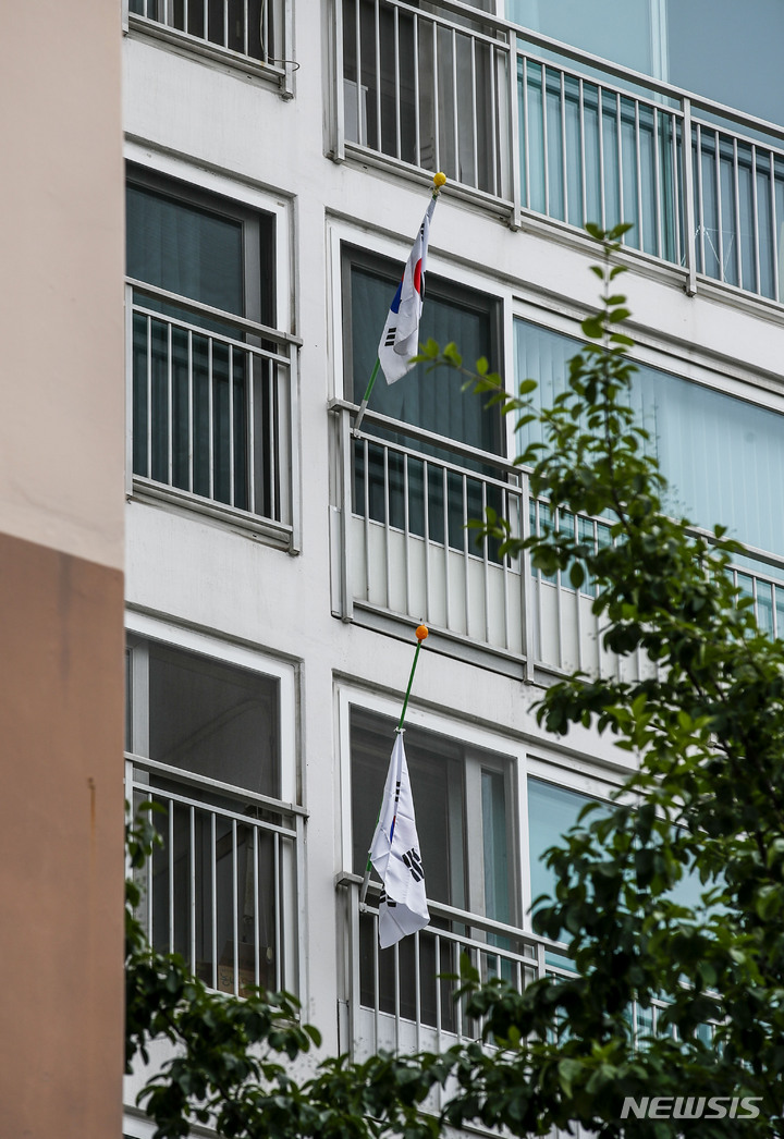 顕忠日、太極旗を掲げたマンション