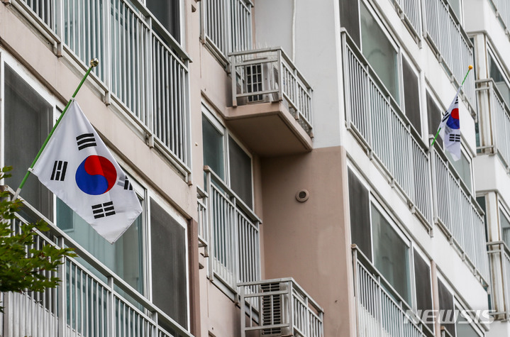 顕忠日、太極旗を掲げたマンション