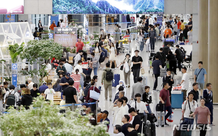 連休最終日…大勢の利用客で混み合う仁川空港の入国場