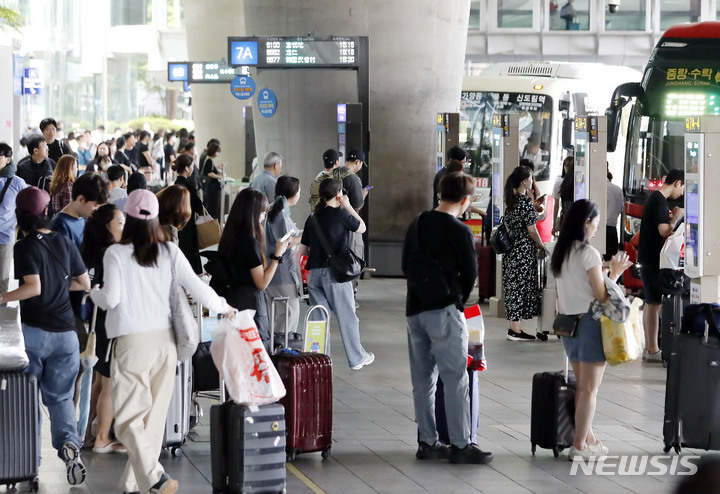 連休最終日…大勢の利用客で混み合う仁川空港の入国場