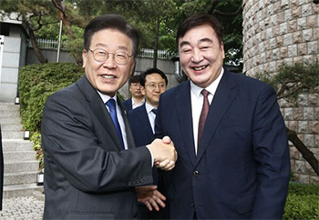 ▲ケイ海明駐韓中国大使と韓国野党・共に民主党の李在明代表は8日午後にソウル市城北区の中韓中国大使公邸で面会した。写真は公邸前で記念撮影する2人。／国会写真記者団