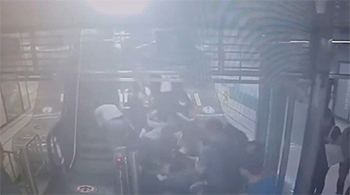 ▲今月8日午前、京畿道城南市の地下鉄水仁盆唐線薮内駅で起きたエスカレーター逆走事故の瞬間を捉えた防犯カメラの画面。／京畿道消防災難本部提供