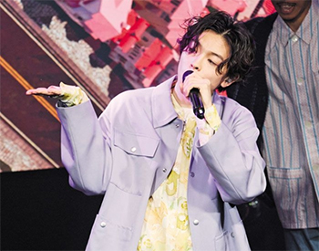 ▲今年4月、J-POP歌手のimaseがソウル市麻浦区弘大の公演場で歌っている様子。／写真＝ユニバーサル・ミュージック