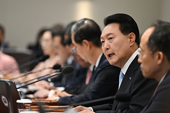 【写真】尹錫悦大統領が13日、ソウル・竜山の大統領室庁舎で開かれた国務会議（閣議）で冒頭発言している。／大統領室