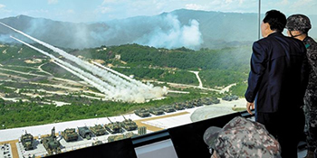 ▲多連装ロケットの発射を見守る尹錫悦（ユン・ソンニョル）大統領／韓国大統領室