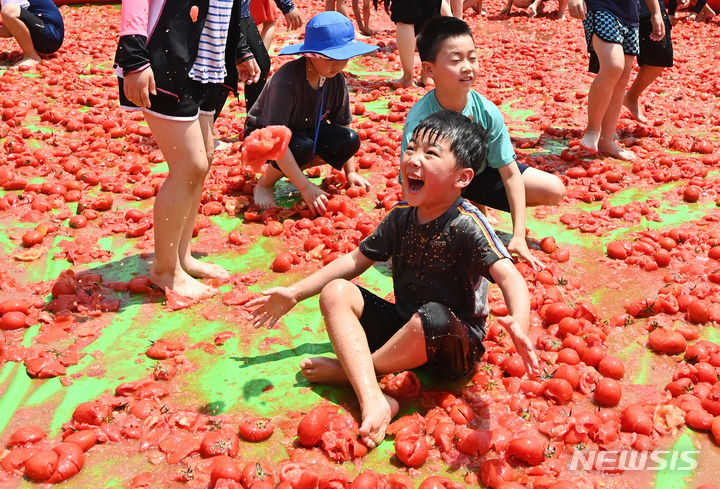 トマト祭りを楽しむ子どもたち