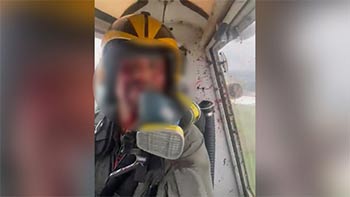 ▲エクアドルで編隊飛行を行っていた飛行機に大きな鳥が衝突し、操縦席の窓を破って中に入り死んだ状態で引っかかっている映像が公開された。（ツイッター@CarlosVerareal）