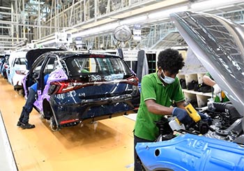 ▲インド・チェンナイにある現代自動車工場で従業員が現地人気モデルの小型ハッチバック車「i20」を組み立てている。／同社提供