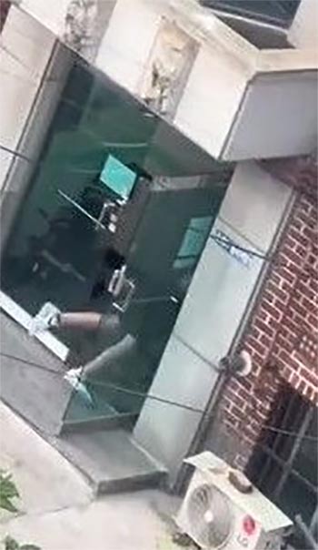 ▲17日午前5時9分、京畿道安山市檀園区の住宅街で、凶器を持って暴れた外国人男性が警察のテイザーガンに当たって倒れている様子。／写真＝オンラインコミュニティー