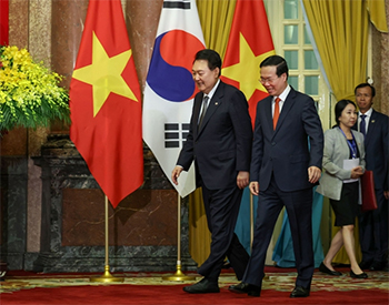 ▲尹錫悦大統領とボー・バン・トゥオン国家主席が23日（現地時間）、ハノイのベトナム主席宮で開かれた協定署名式の会場に入るところ。／写真＝NEWSIS