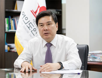 ▲ソウル汝矣島の事務所で本紙のインタビューに応じる韓国与党・国民の力の池尚昱（チ・サンウク）前議員。2021年5月21日撮影。／キム・ジホ記者