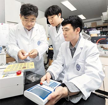 ▲糖尿病治療薬の伝達効果に関する実験結果を確認する延世大学生命工学科のチョン・ヒョンイル教授＝写真左＝研究チーム。延世大学は今年のQS世界大学ランキングにおいて、2年連続でアジアの私立大学の中で最も高い順位（76位）になった。写真＝延世大学