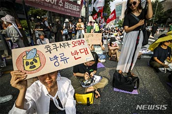 ▲6月24日にソウル市庁近くで行われた福島汚染水放出反対デモで、プラカードを持つ参加者たち。（本文とは関係ありません）