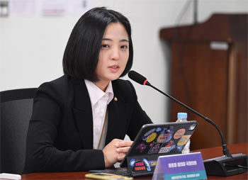 「この日のためにダイエット」　正義党・柳好貞議員、へそ出しシャツとミニスカでLGBTQ行進に参加