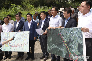 ▲「建国以来最悪の利権カルテルだ」　楊平郡を訪問した共に民主議員たち／NEWSIS