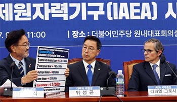 ▲国際原子力機関（IAEA）のグロッシ事務局長は9日午前、国会で韓国野党・共に民主党の福島原発汚染水海洋投棄阻止対策委員会の魏聖坤（ウィ・ソンゴン）委員長など委員らと面会した。写真は5通りある汚染水処理方法にかかる費用に関する資料を提示し発言する禹元植（ウ・ウォンシク）議員。／ニューシス（共同取材団）
