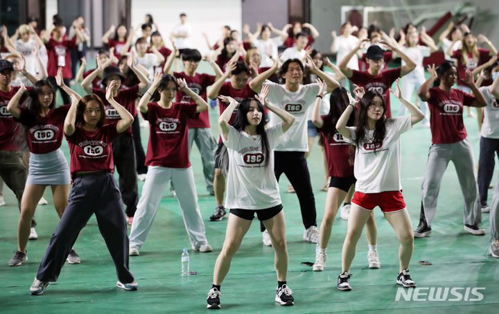 外国人学生の「K-POPに追いつくフラッシュモブ」-Chosun online 朝鮮日報