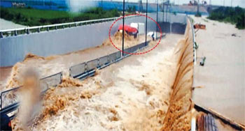 ▲15日午前8時40分ごろ、忠清北道清州市興徳区五松邑の「宮坪第2地下車道」に氾濫が起きた美湖江の泥水が流入し、急速に浸水した／監視カメラ映像