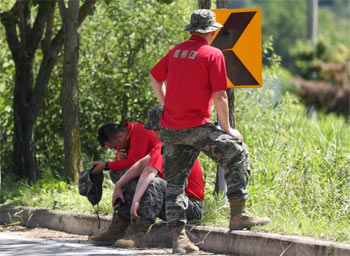 ▲19日、慶尚北道醴泉郡の普門橋で、豪雨・土砂崩れによる行方不明者を捜索していた海兵隊員1人が急流により流された。写真は同日午後、悲しむ同じ師団の隊員たちの様子。写真＝チャン・リョンソン記者