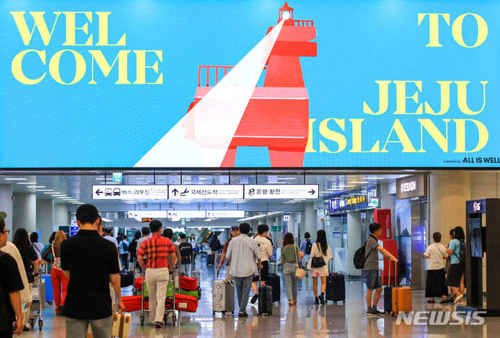 本格的な夏の到来、混雑する済州空港