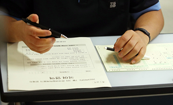 ▲2024学年度修学能力試験に備え、7月に全国連合学力評価が実施された11日、ソウル市鍾路区の景福高校で受験生が試験を受けている。／NEWSIS