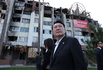 ▲ウクライナを電撃訪問した韓国の尹錫悦大統領と金建希（キム・ゴンヒ）夫人が7月15日（現地時間）、首都キーウ近郊のイルピンの民家爆撃現場を訪れた様子。／写真＝大統領室