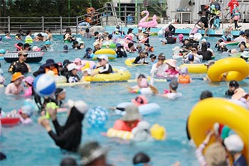 ▲漢江公園のプールに避暑に訪れた市民。先月撮影。写真は本文の内容と無関係／聯合ニュース