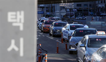 赤ちゃんを抱いたまま転んで血だらけのシングルマザーを助けたタクシー運転手に韓国ネット民感動