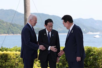 ▲尹錫悦大統領、バイデン米大統領、日本の岸田文雄首相が今年5月21日、G7広島サミットに合わせて開かれた韓米日首脳会談で握手を交わしている／韓国大統領室