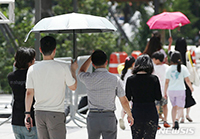 炎暑で老若男女の日傘購入が増加
