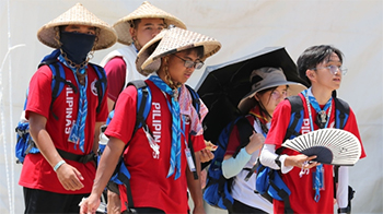 ▲猛暑に見舞われた世界スカウトジャンボリーで、笠をかぶって歩くフィリピンからの参加者たち。／キム・ヨングン記者