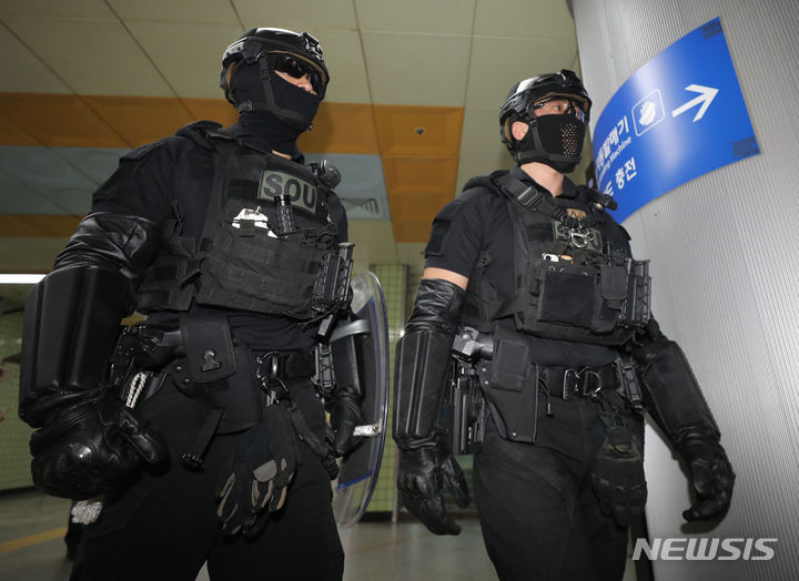 犯罪予告現場に配置された警察特攻隊-Chosun online 朝鮮日報