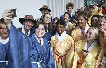 ▲世界スカウトジャンボリーに参加しているスイスのスカウト隊員らが9日、成均館大学で韓国の儒生の伝統衣装を着て記念撮影をしている。