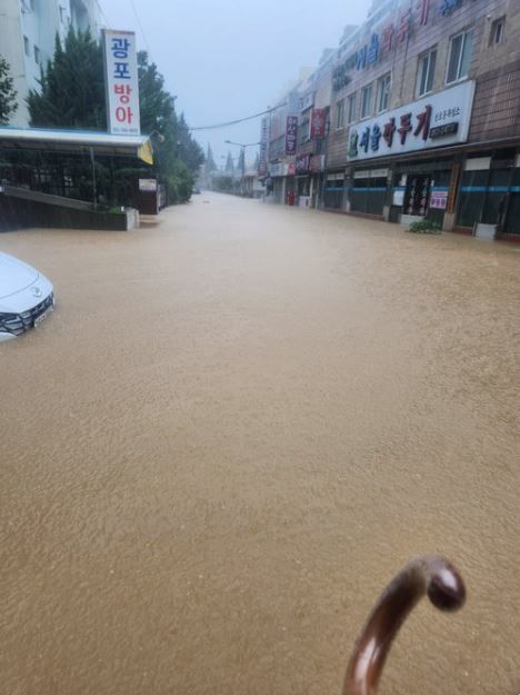 ▲台風の影響で豪雨に見舞われた慶尚南道昌原市（写真＝X〈旧ツイッター〉）