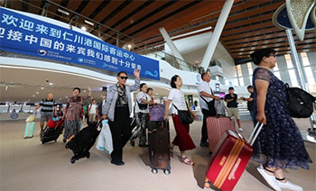 ▲仁川港国際旅客船ターミナルから入国する中国人観光客。12日午前撮影。／聯合ニュース