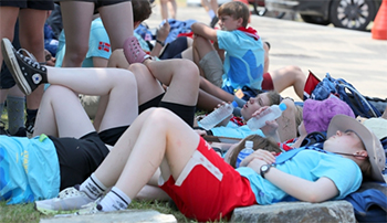 ▲8月2日に全羅北道扶安郡の干拓地・セマングムで開幕したボーイスカウト・ガールスカウトの祭典「第25回世界スカウトジャンボリー」のスカウト隊員たち。相次ぐ猛暑で体調を崩して倒れ、横になって休んでいた。写真＝キム・ヨングン記者