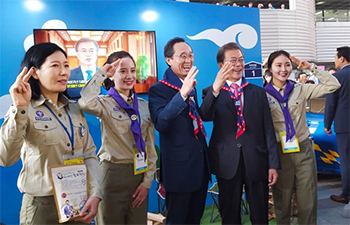 ▲2017年10月26日に麗水世界博覧会場で開催された第5回大韓民国地方自治博覧会で全羅北道弘報館を訪れた文在寅（ムン・ジェイン）前大統領。文前大統領は全羅北道の宋河珍（ソン・ハジン）知事（当時）と共にスカウト用スカーフを首に巻いて記念撮影を行った。／全羅北道提供