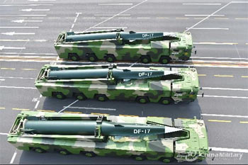 ▲2019年10月の建国70周年軍事パレードに登場した東風（DF）17極超音速弾道ミサイル。／朝鮮日報DB