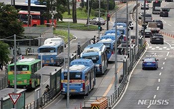 「ドア開けろ」とバスの前で仁王立ち・座り込み…韓国の路上で何が起きているのか