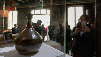 ▲172年前、全羅道の羅州牧使が駐上海フランス領事に贈った焼き物の酒瓶。／写真＝ニュース1