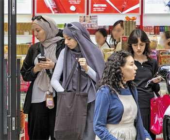 「韓国旅行が夢だった」…ソウルを席巻するヒジャブ姿の少女たち