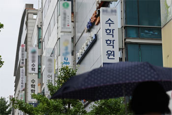 ▲ソウル市江南区大峙洞にある予備校街の様子。韓国教育部は21日、「現職教師約300人が最高難度の模擬試験問題などを作り、私教育業者から金銭を受け取る営利行為をしていた」と発表した。写真＝聯合ニュース
