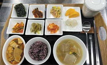 ▲「京畿道庁公務用クレジットカード流用疑惑」を告発したA氏は「李在明（イ・ジェミョン）共に民主党代表が京畿道知事時代の休日の食事費用も全て公務用カードで決済していた」とする追加告発を国民権益委に行った。写真はA氏が「当時李代表に提供された食事の一部」として提出したテレグラムのキャプチャー画面 ／告発者提供