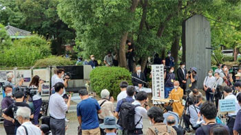 ▲2020年9月1日、東京の横網町公園で開かれた関東大震災97周年朝鮮人犠牲者追悼式で、僧侶がお経を上げている様子。／写真＝イ・テドン記者
