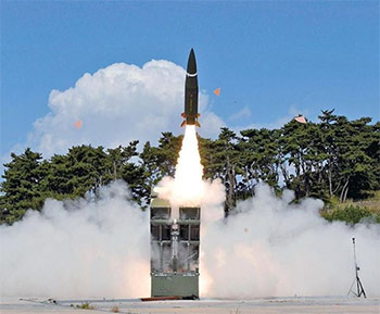 着弾してできた穴にドンピシャ着弾…驚異的な精度を誇る韓国産「長射程砲キラー」ミサイル