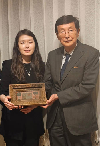 大阪の収蔵家の古びた押し入れに…張旭鎮の絵画「家族」、60年ぶりに韓国へ