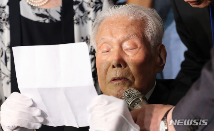 4・19墓地を訪れた李承晩元大統領の息子・李仁秀博士-Chosun online